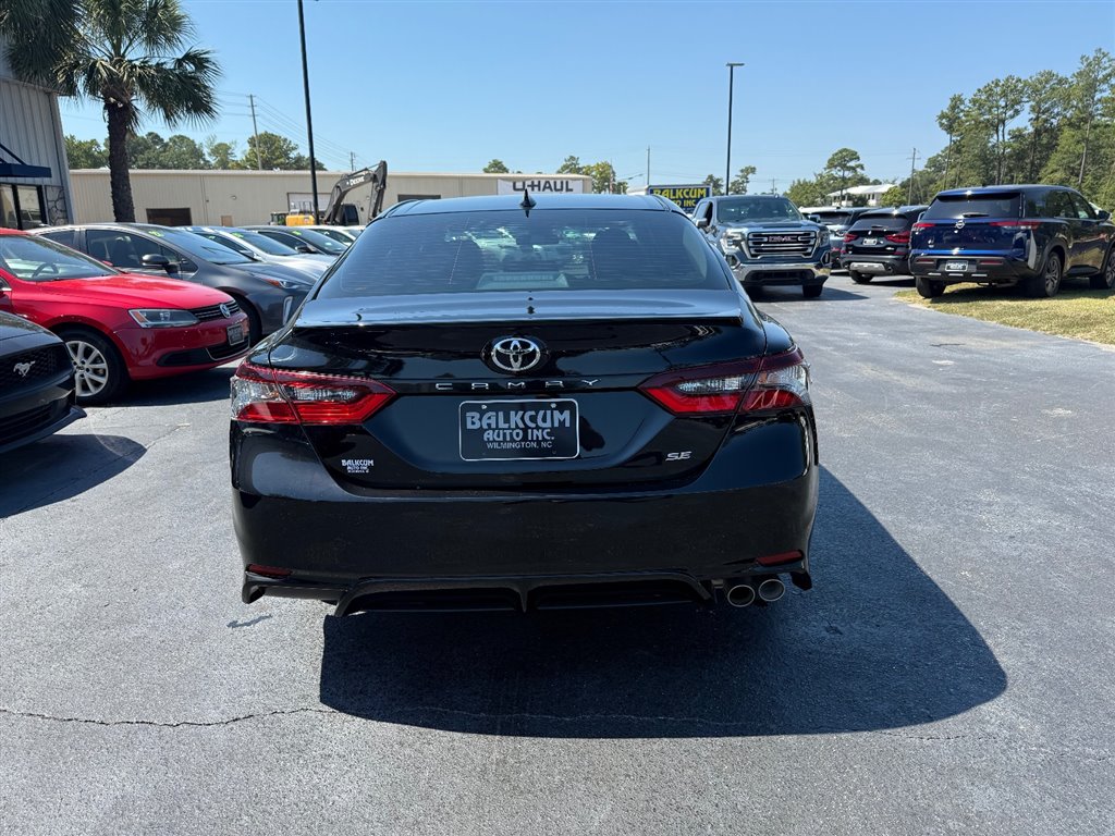 2022 Toyota Camry SE photo 3