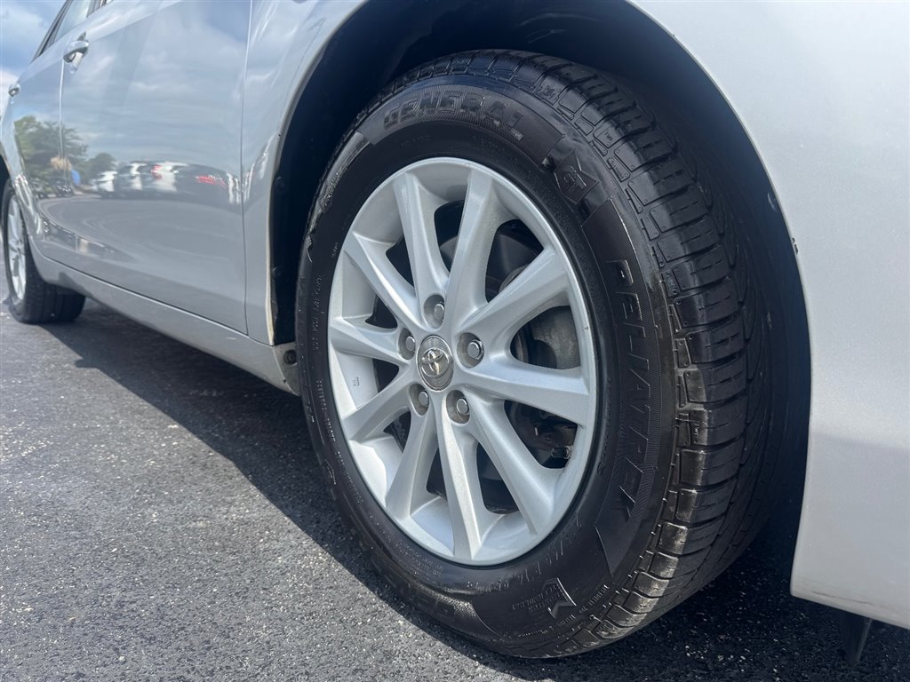 2010 Toyota Camry XLE photo 10