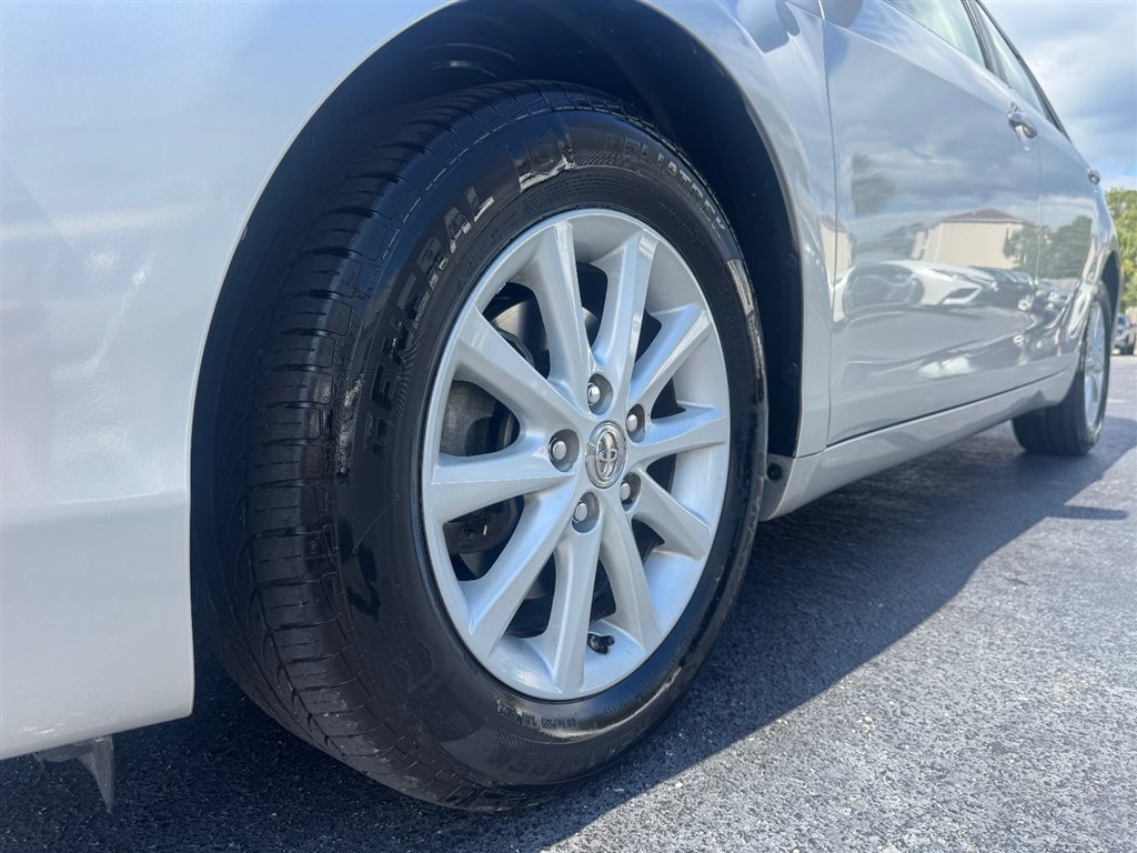 2010 Toyota Camry XLE photo 11