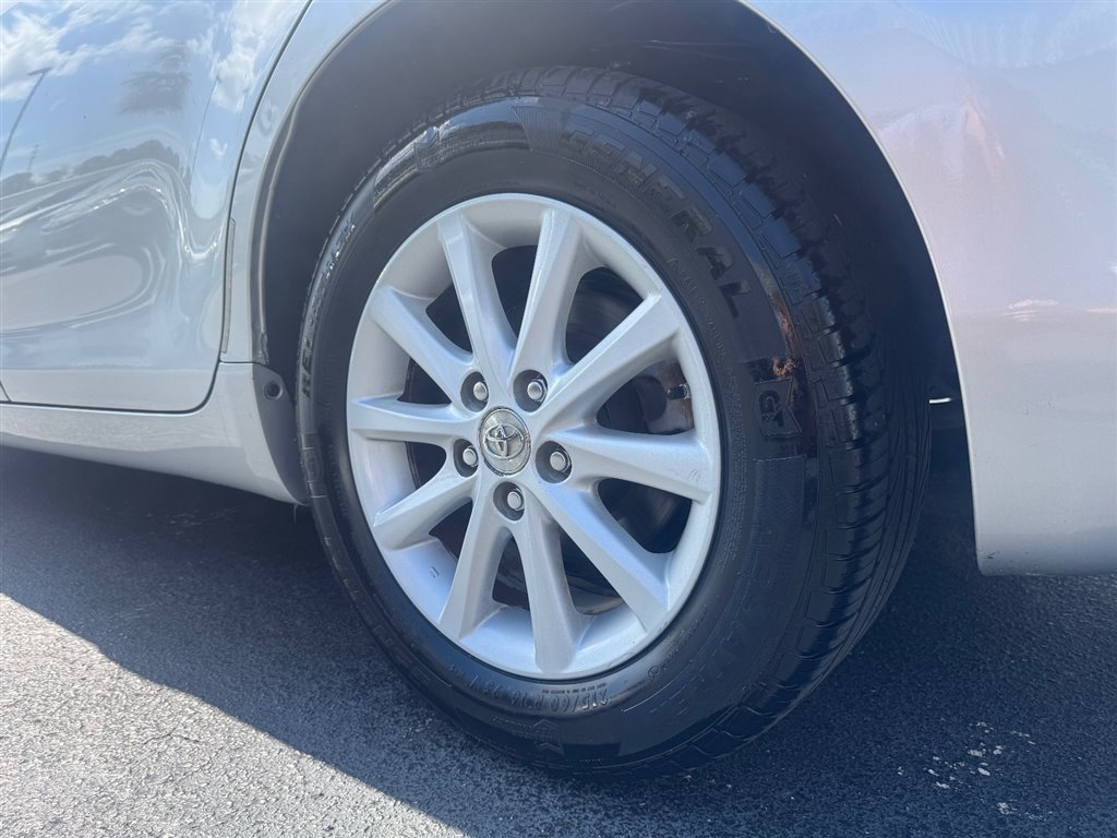 2010 Toyota Camry XLE photo 12