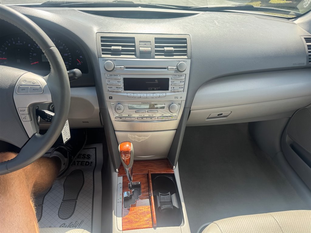 2010 Toyota Camry XLE photo 17