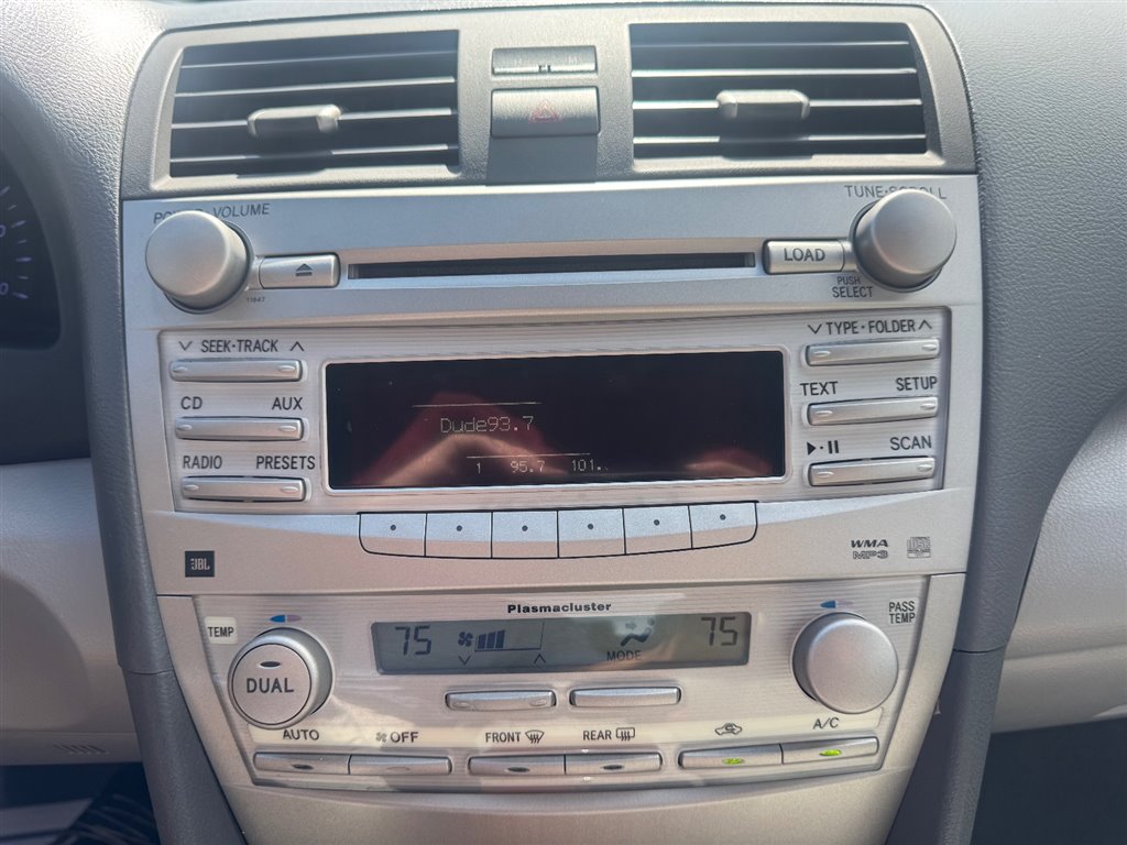 2010 Toyota Camry XLE photo 18