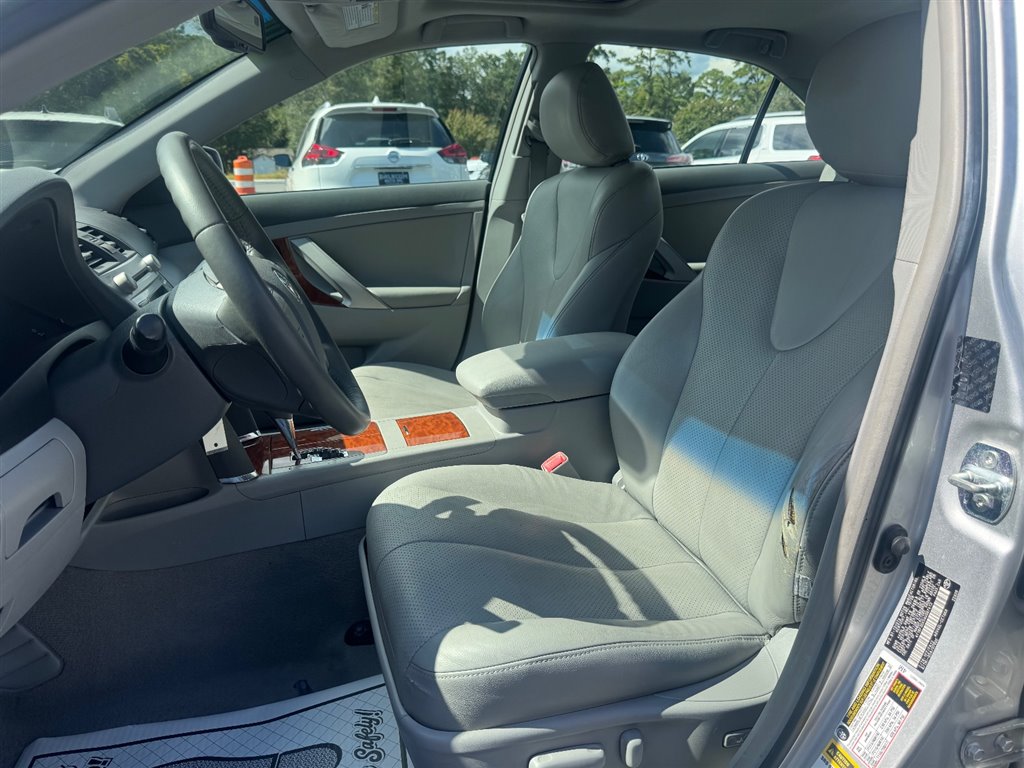 2010 Toyota Camry XLE photo 19
