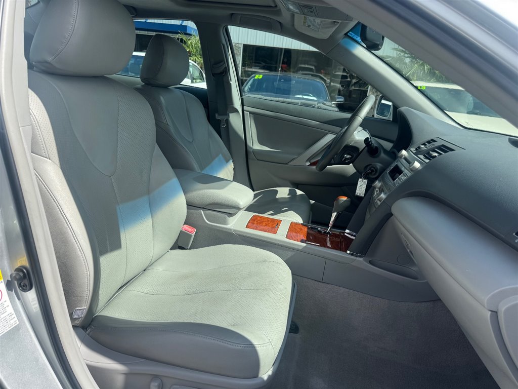 2010 Toyota Camry XLE photo 20