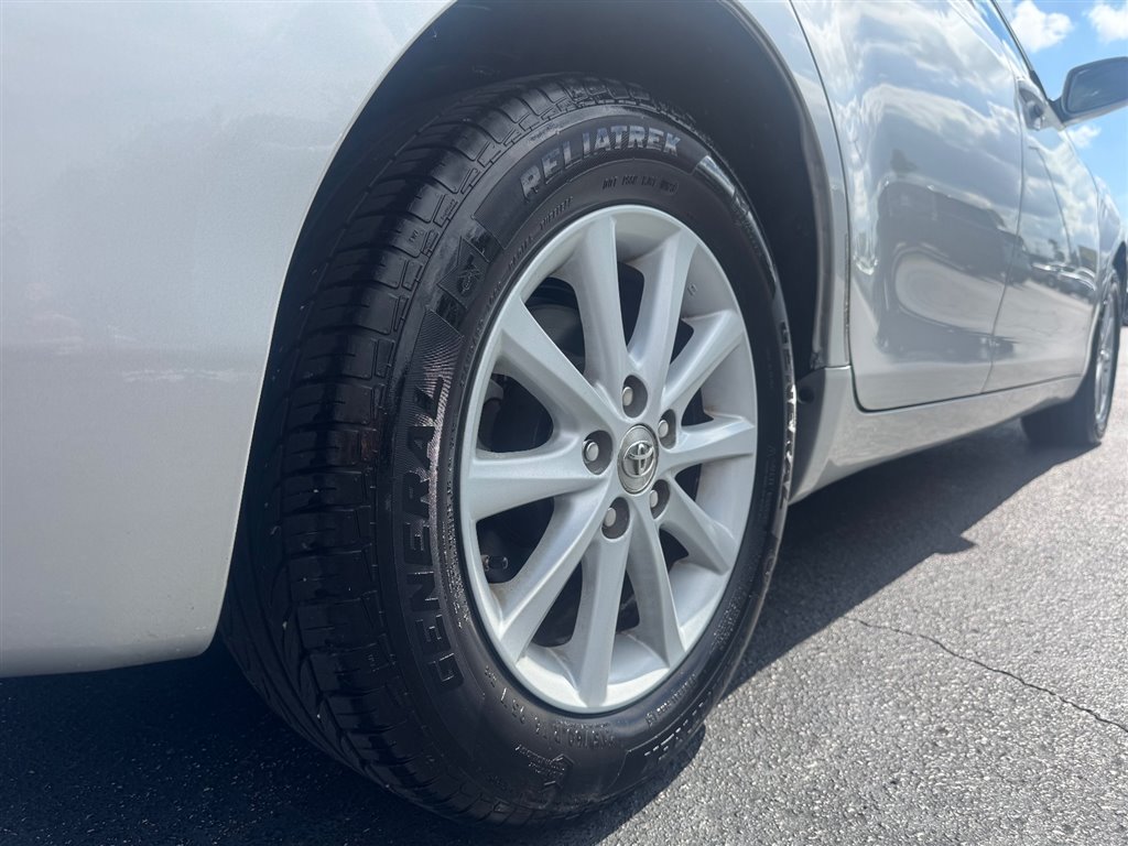 2010 Toyota Camry XLE photo 8