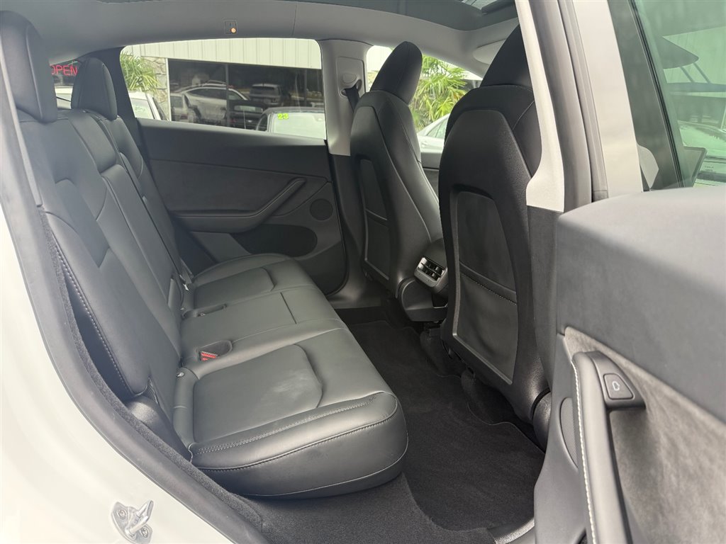 2024 Tesla Model Y Long Range photo 11
