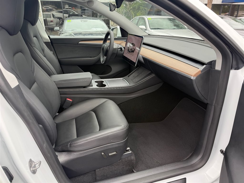 2024 Tesla Model Y Long Range photo 12