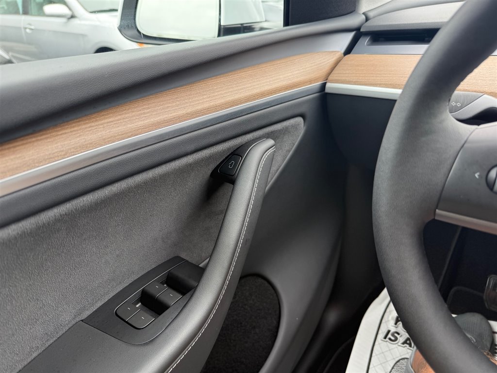 2024 Tesla Model Y Long Range photo 19