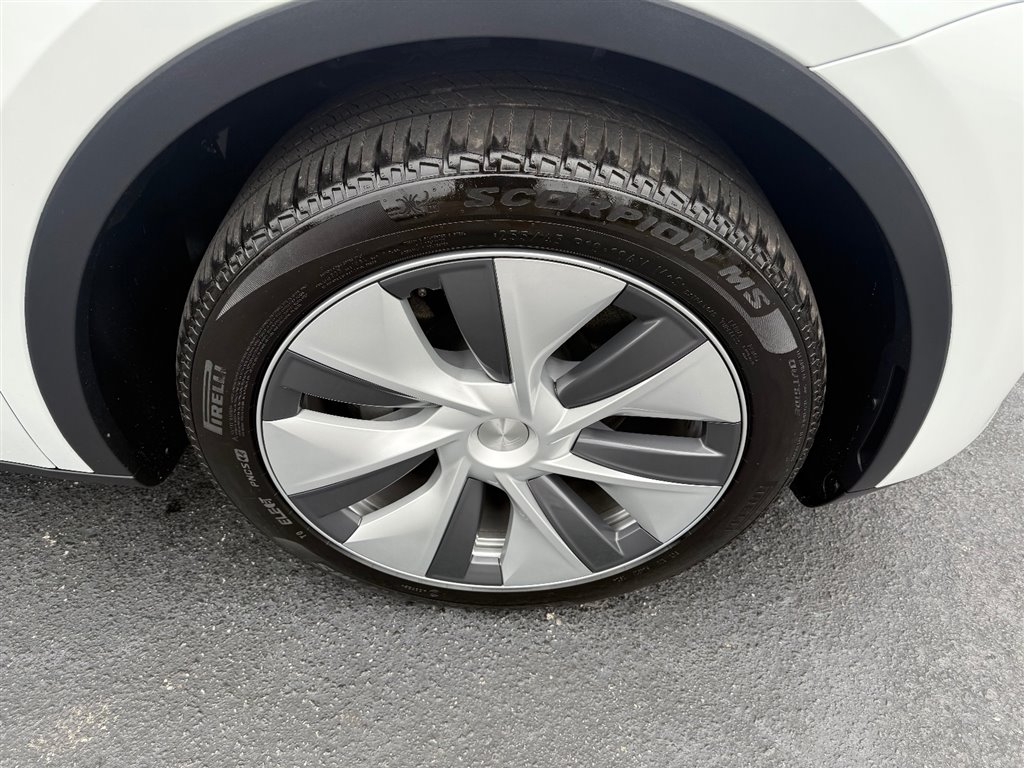 2024 Tesla Model Y Long Range photo 8