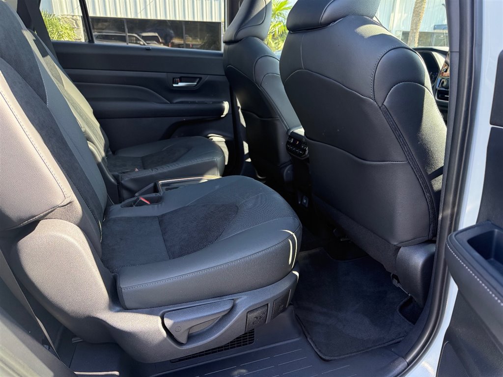 2025 Toyota Highlander Hybrid Limited photo 9
