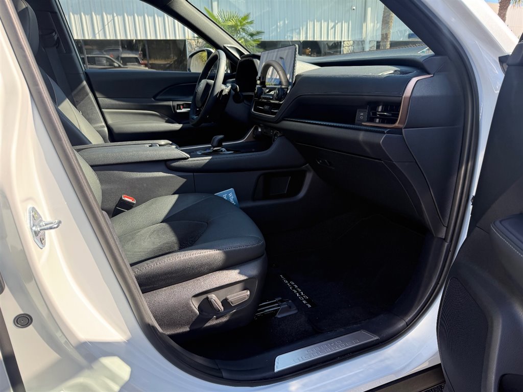 2025 Toyota Highlander Hybrid Limited photo 11