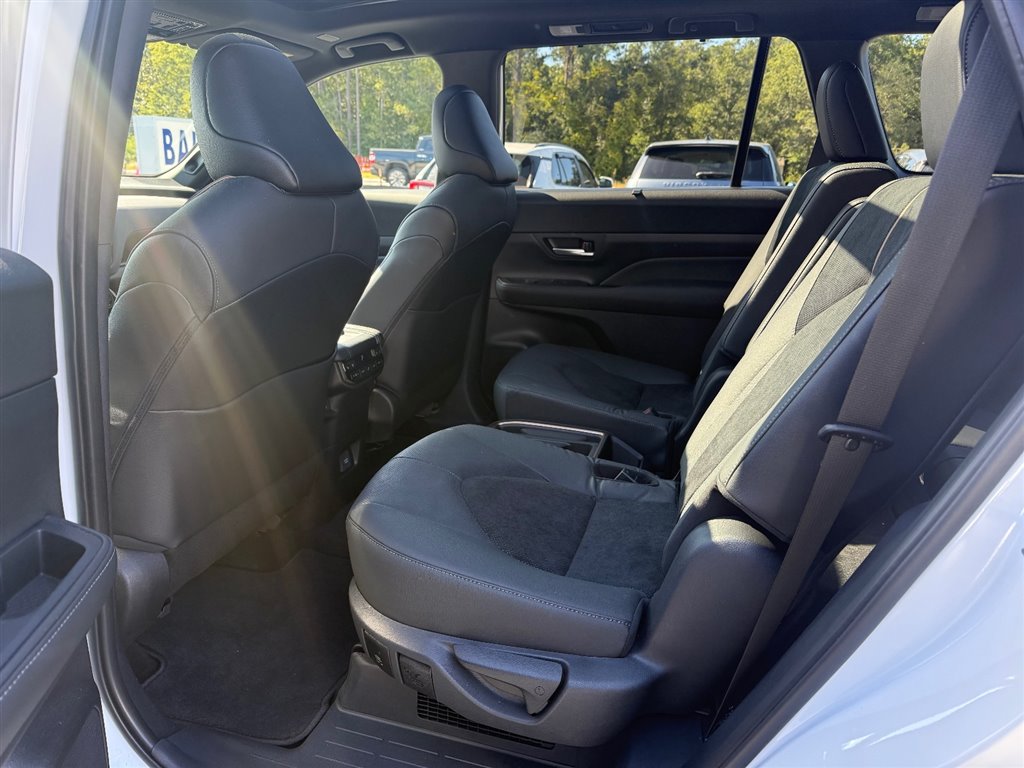 2025 Toyota Highlander Hybrid Limited photo 13