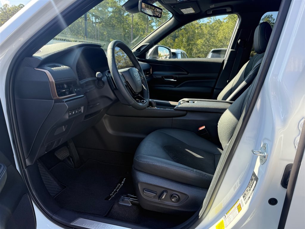 2025 Toyota Highlander Hybrid Limited photo 14