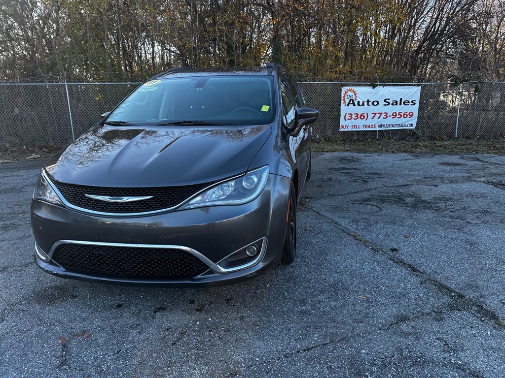 2017 Chrysler Pacifica Touring-L photo 2