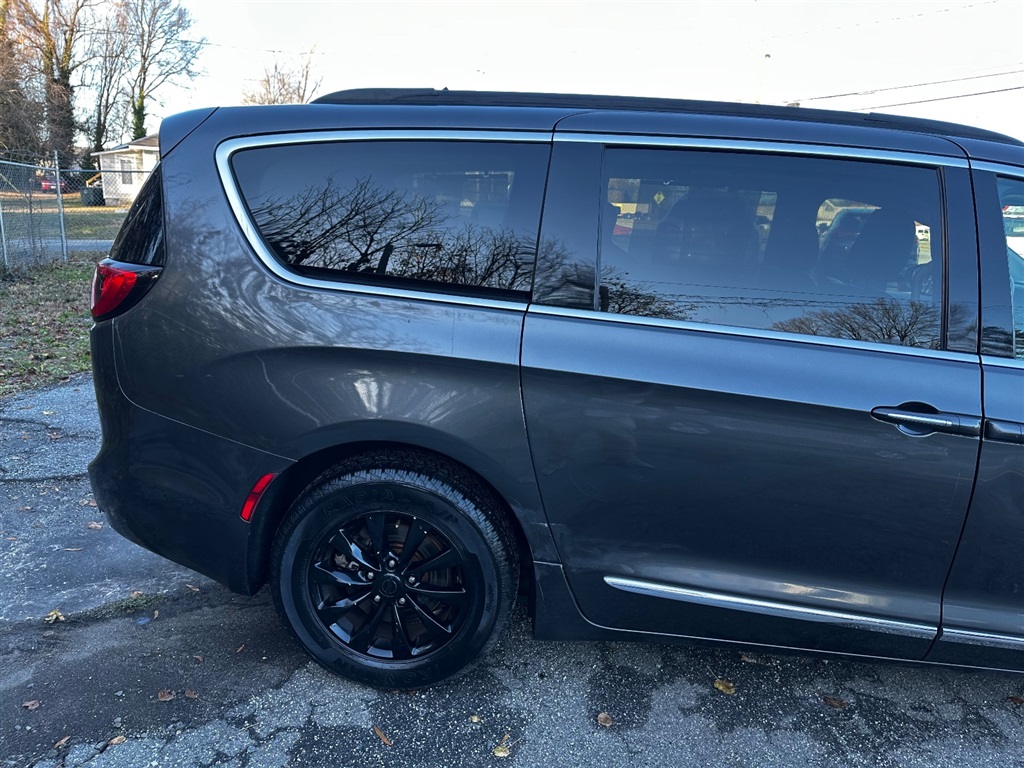 2017 Chrysler Pacifica Touring-L photo 11