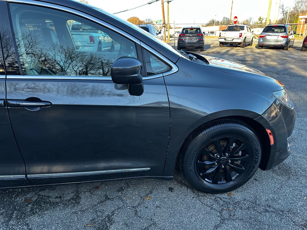 2017 Chrysler Pacifica Touring-L photo 12