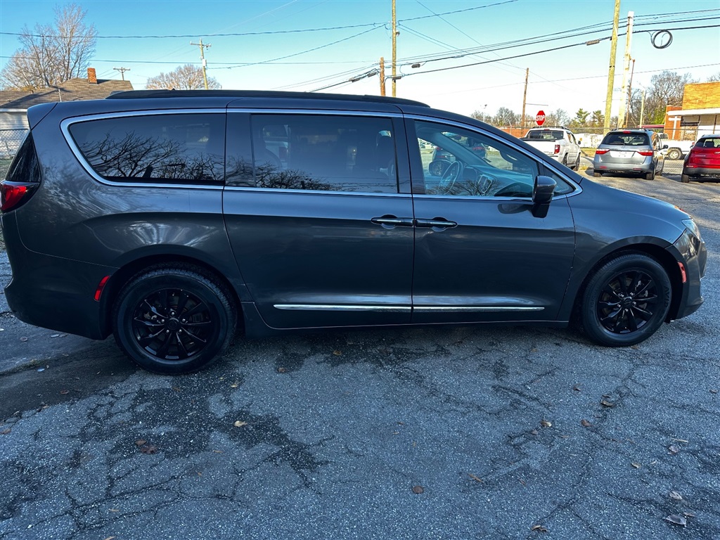 2017 Chrysler Pacifica Touring-L photo 13