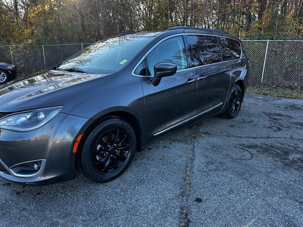 2017 Chrysler Pacifica Touring-L photo 3