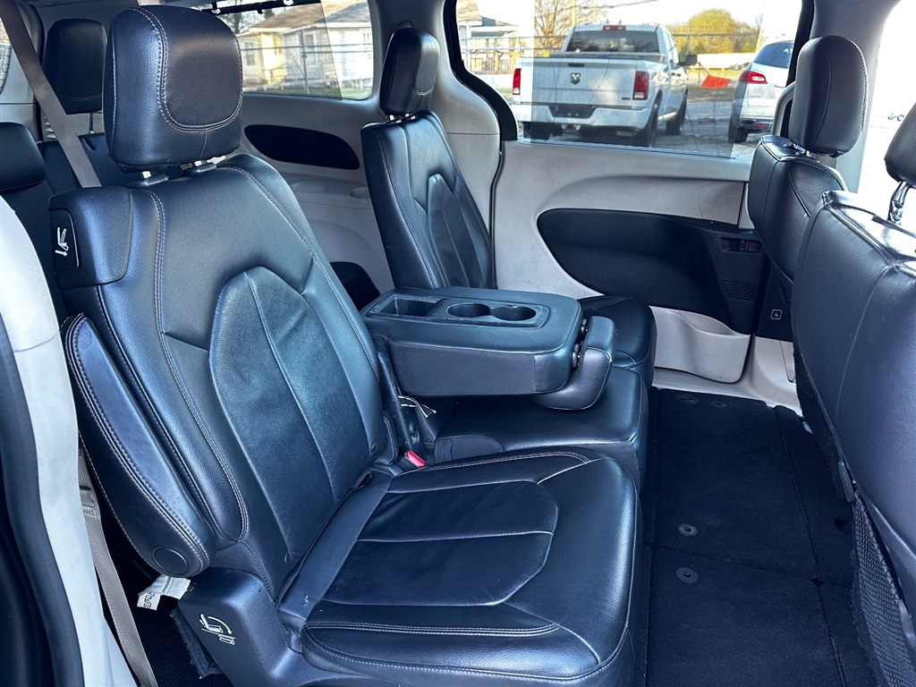 2017 Chrysler Pacifica Touring-L photo 24