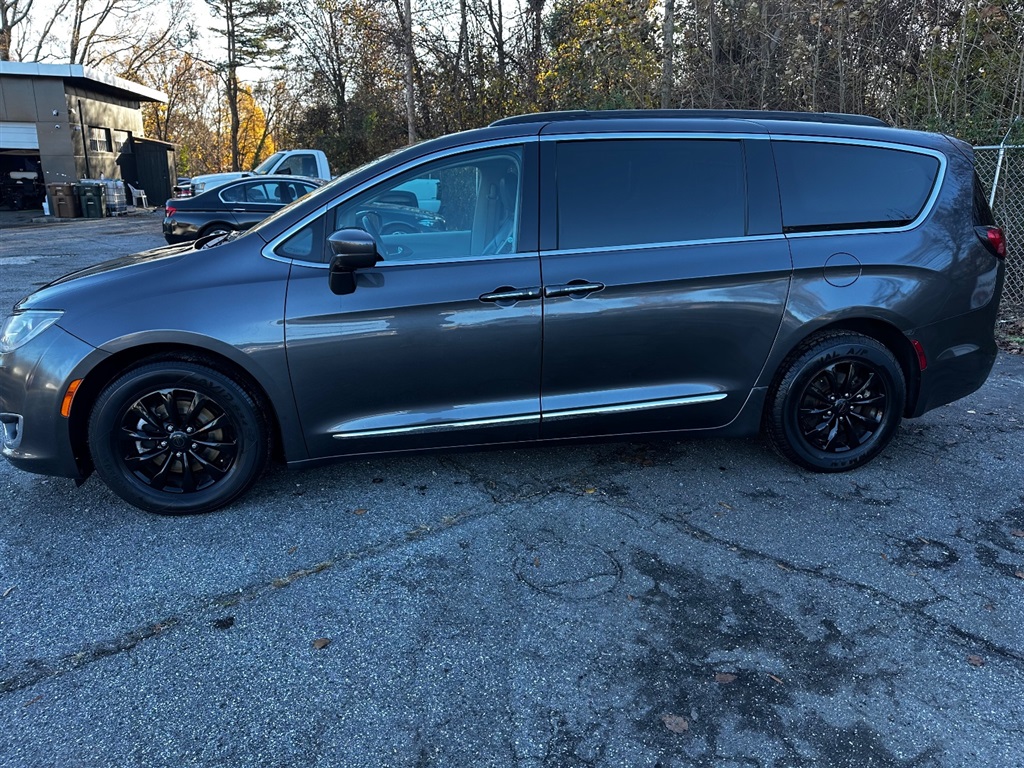 2017 Chrysler Pacifica Touring-L photo 4