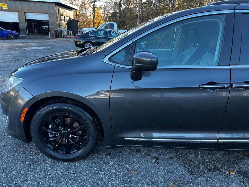 2017 Chrysler Pacifica Touring-L photo 5