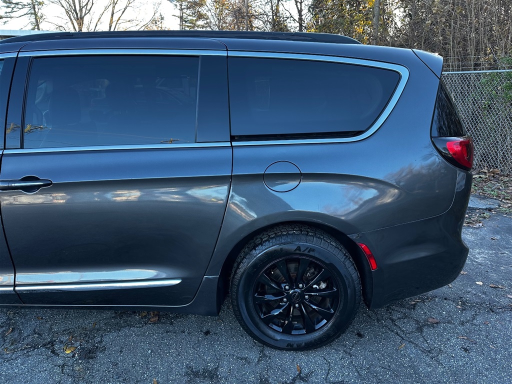 2017 Chrysler Pacifica Touring-L photo 6