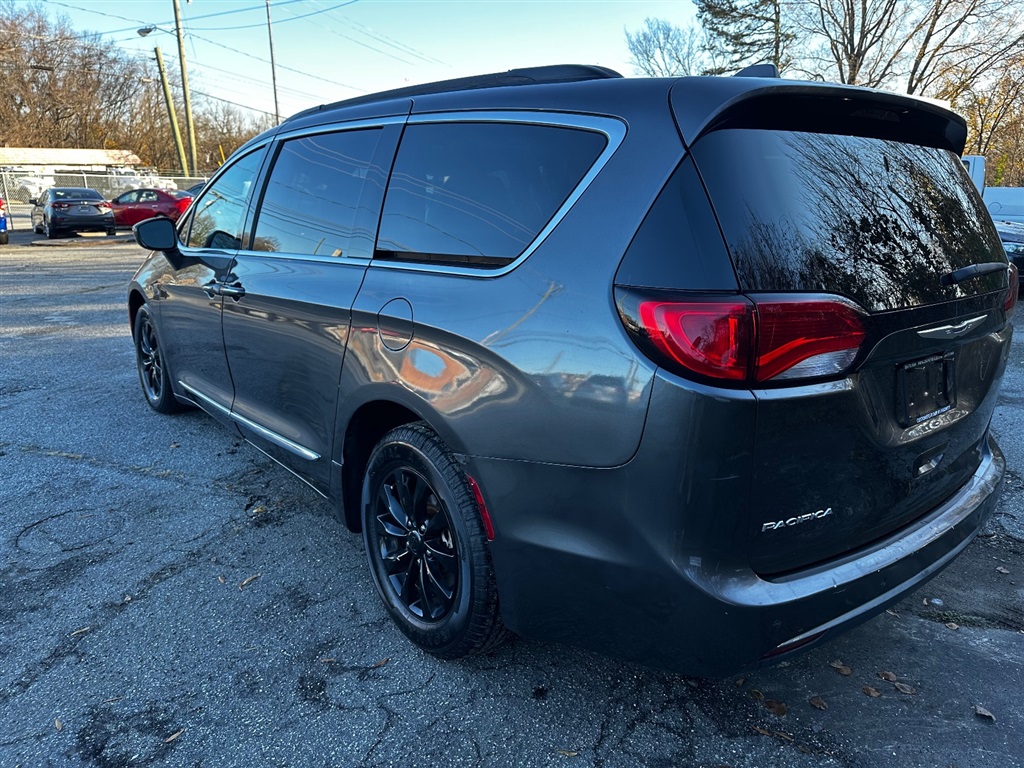 2017 Chrysler Pacifica Touring-L photo 7