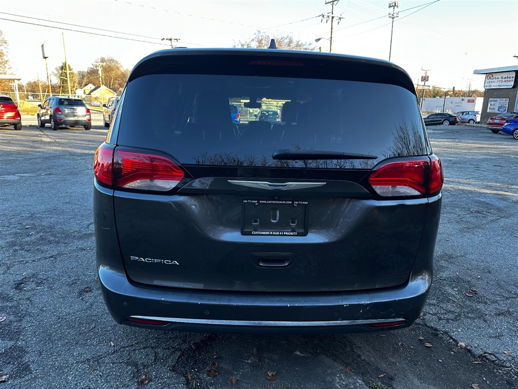 2017 Chrysler Pacifica Touring-L photo 8