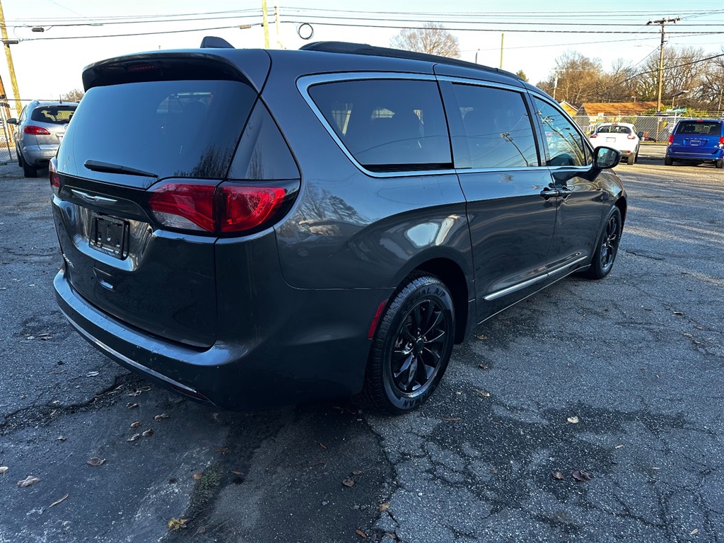 2017 Chrysler Pacifica Touring-L photo 9