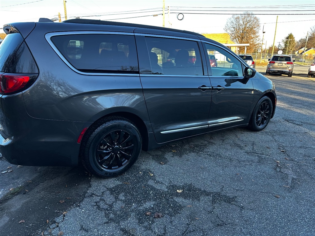 2017 Chrysler Pacifica Touring-L photo 10