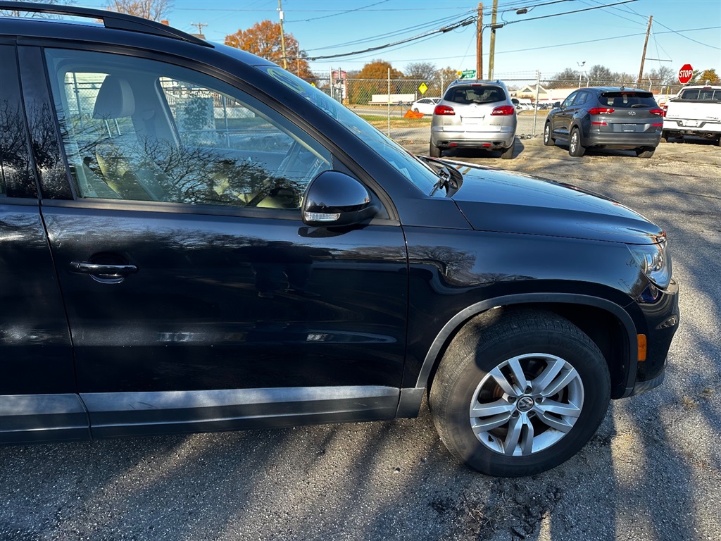 2016 Volkswagen Tiguan S photo 12