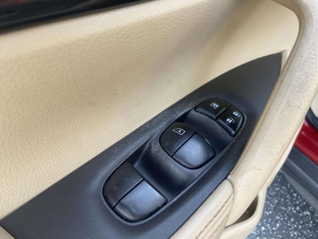 2017 Nissan Rogue S photo 19