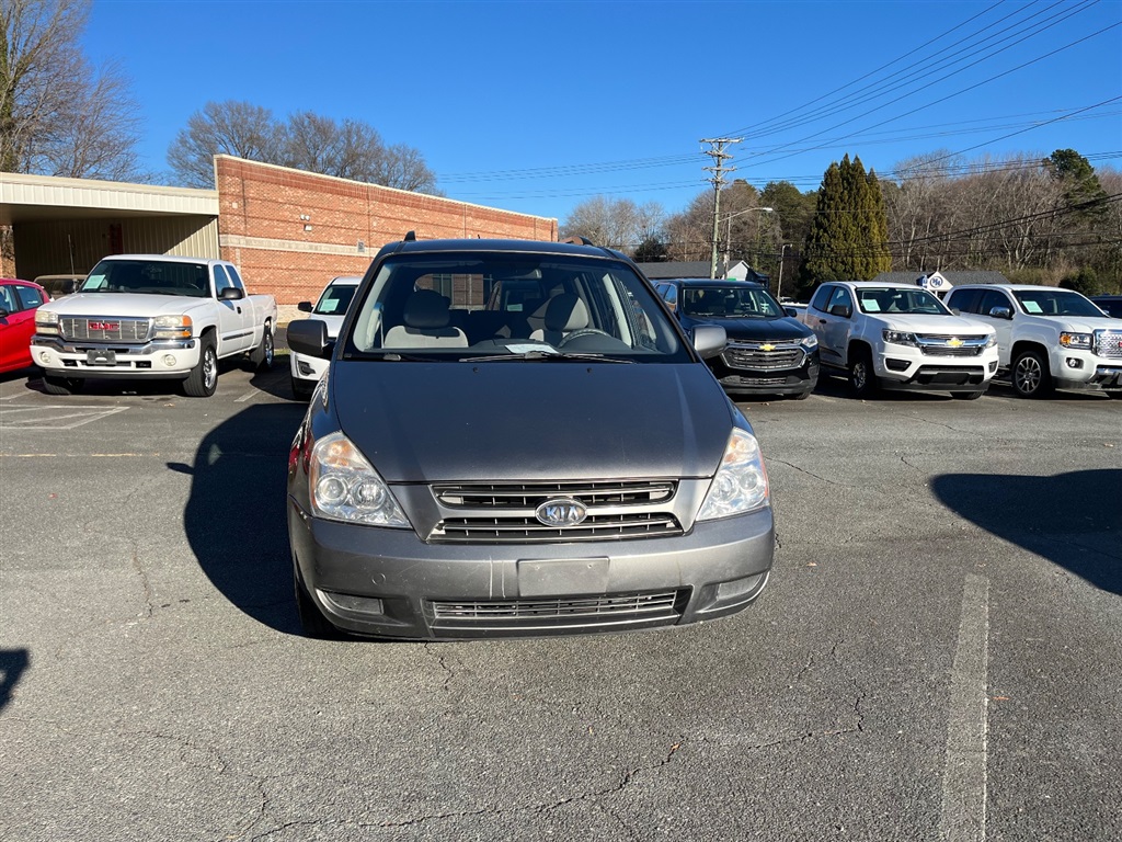 2010 Kia Sedona Base's photo