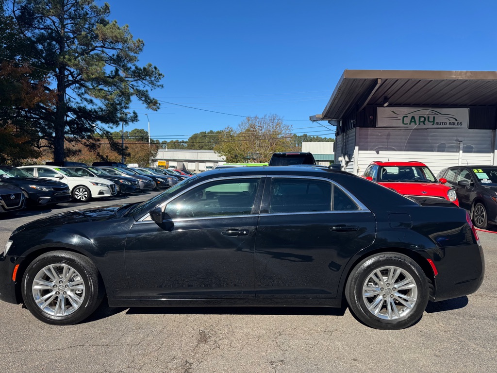 2018 Chrysler 300 Touring photo 3