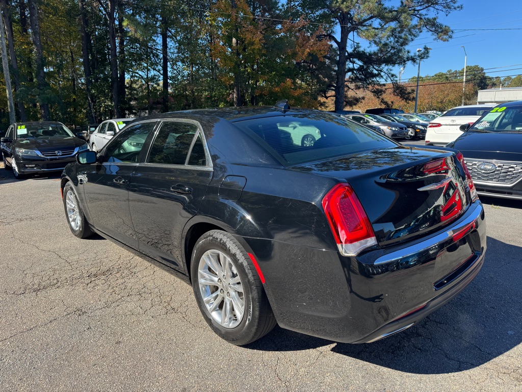 2018 Chrysler 300 Touring photo 4