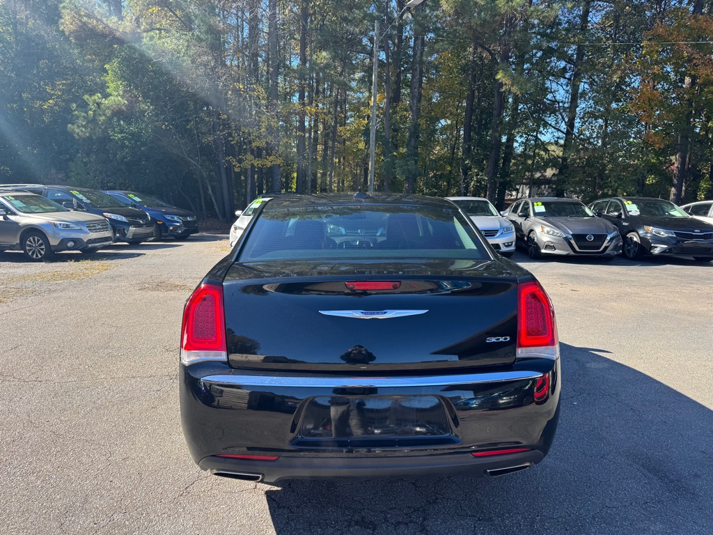 2018 Chrysler 300 Touring photo 5