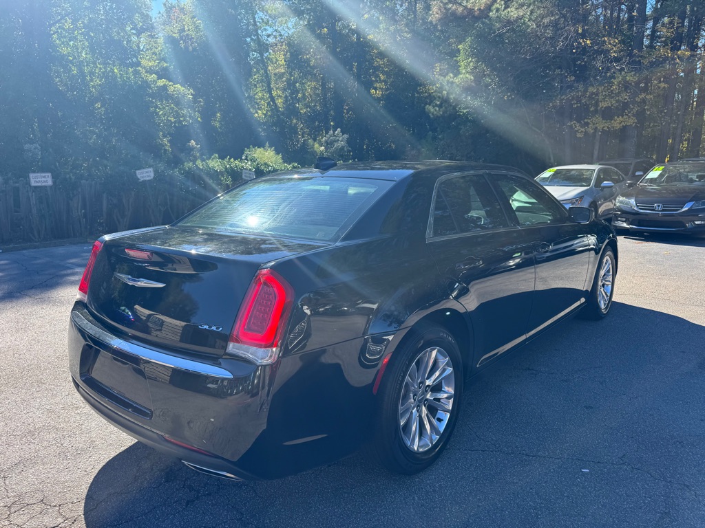 2018 Chrysler 300 Touring photo 7