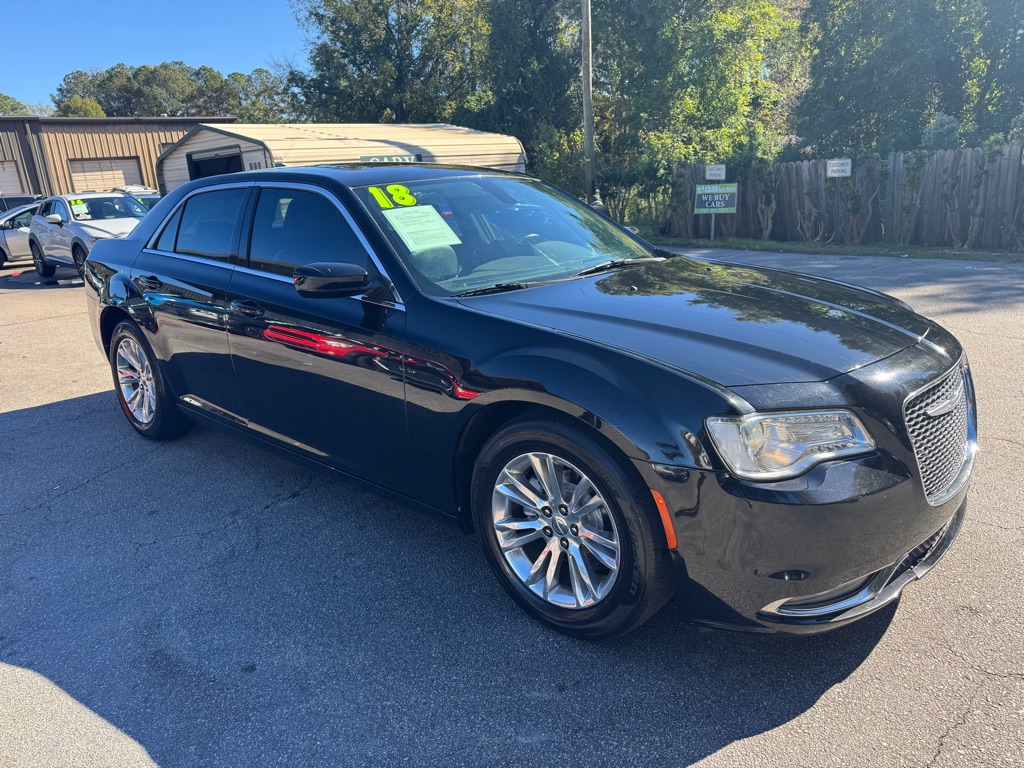 2018 Chrysler 300 Touring photo 9