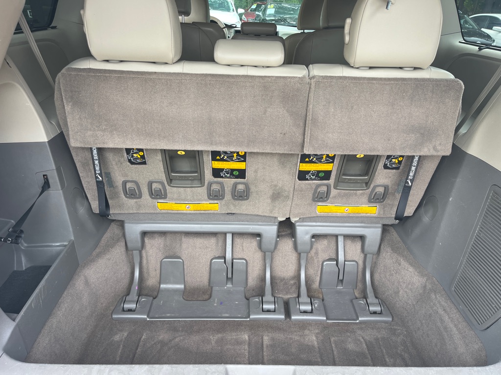 2013 Toyota Sienna XLE photo 9