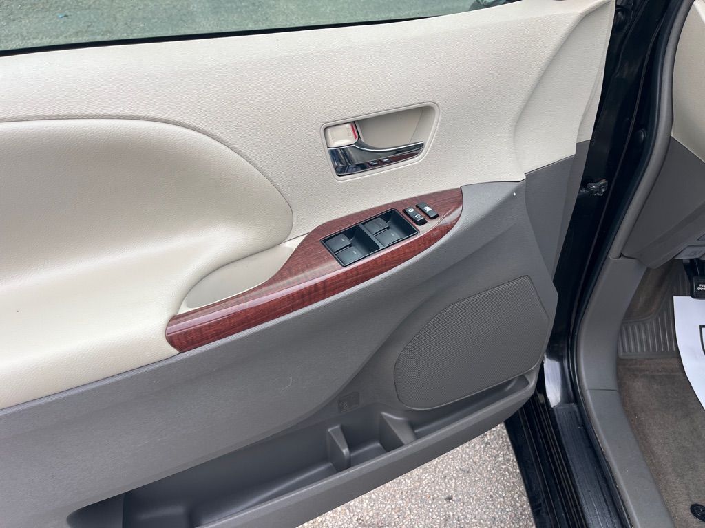2013 Toyota Sienna XLE photo 10