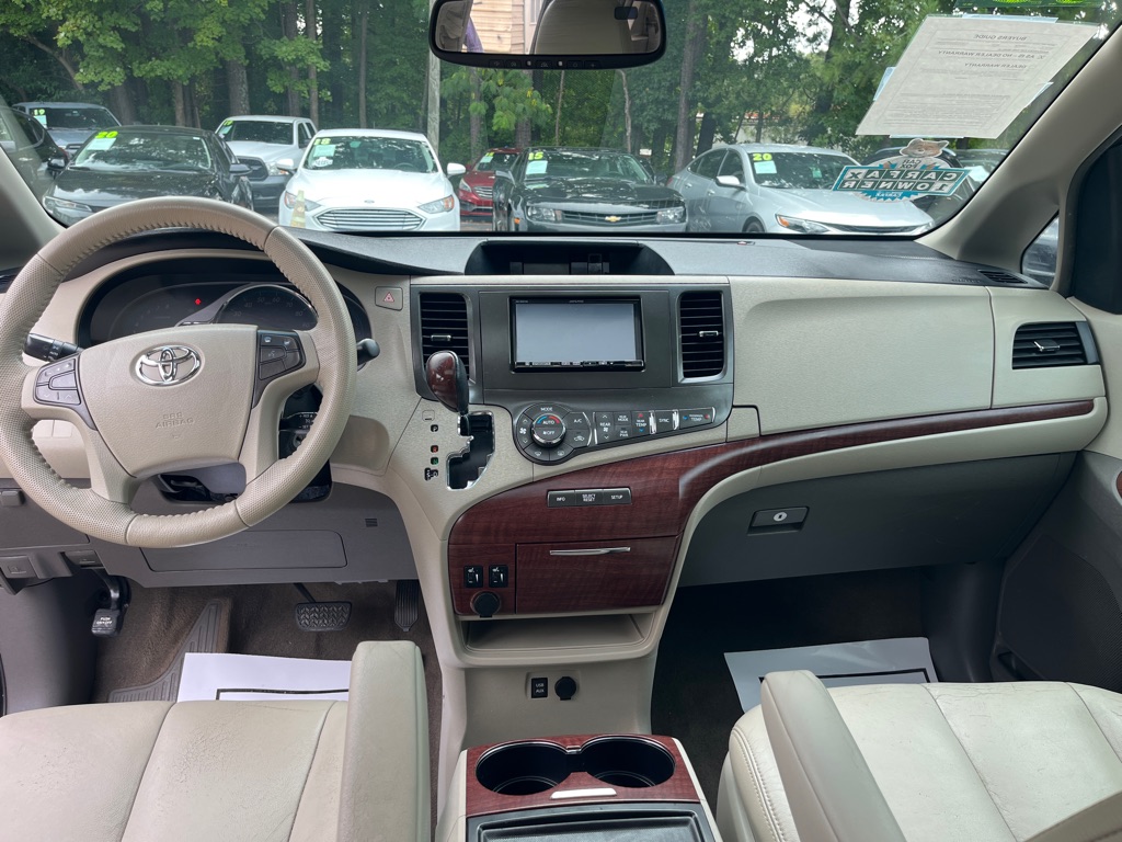 2013 Toyota Sienna XLE photo 13