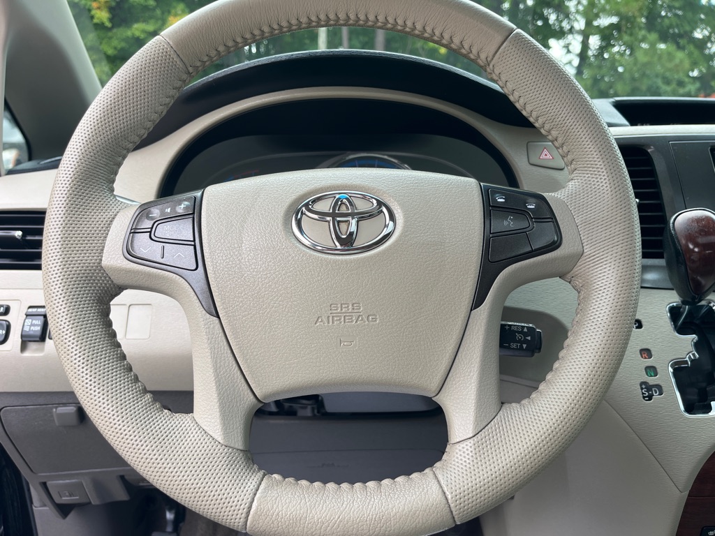 2013 Toyota Sienna XLE photo 14