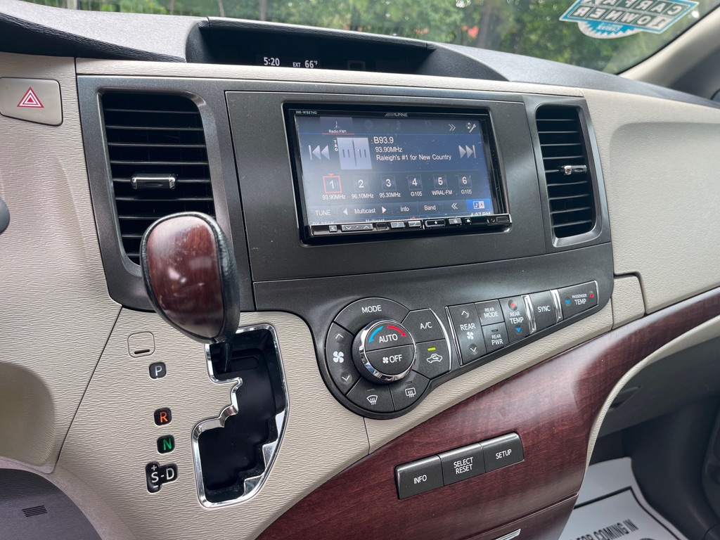 2013 Toyota Sienna XLE photo 18
