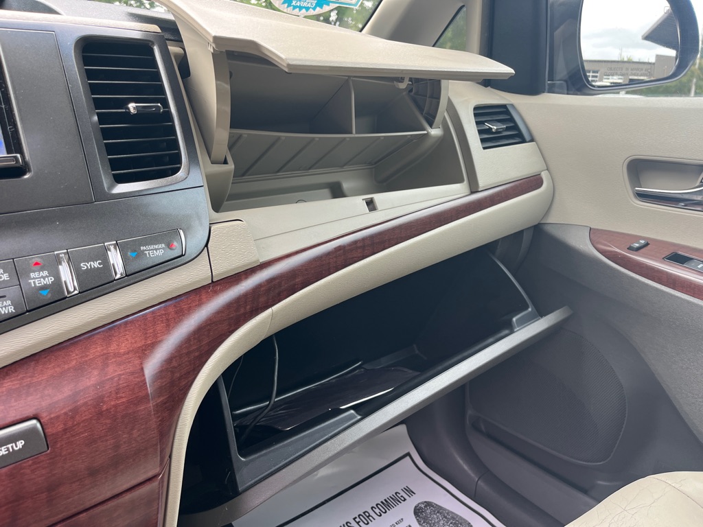 2013 Toyota Sienna XLE photo 24