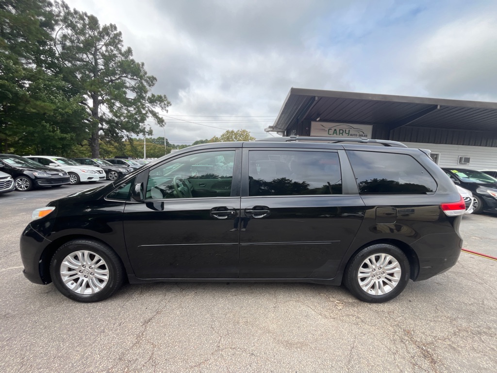 2013 Toyota Sienna XLE photo 25