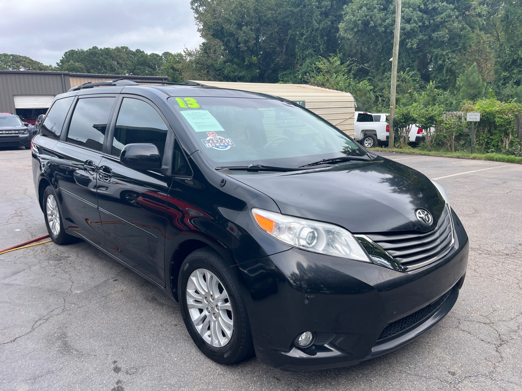 2013 Toyota Sienna XLE photo 2