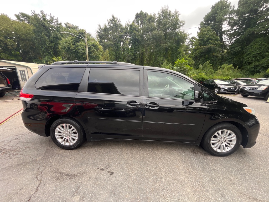 2013 Toyota Sienna XLE photo 26
