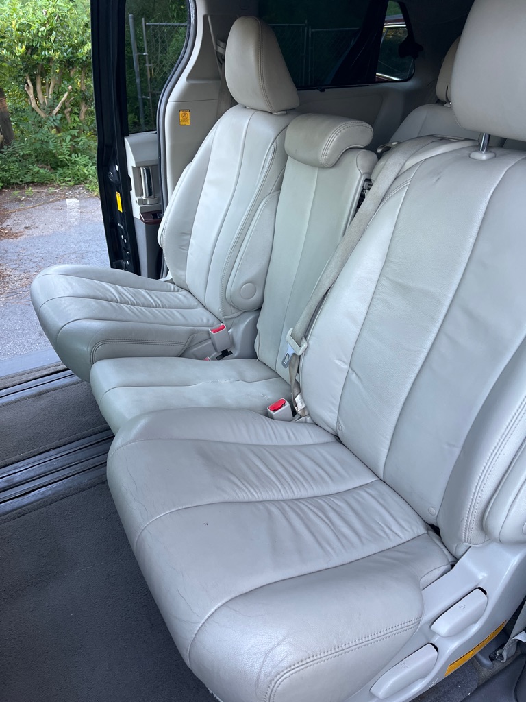2013 Toyota Sienna XLE photo 27