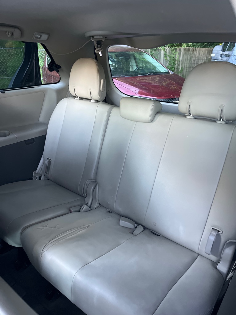 2013 Toyota Sienna XLE photo 28