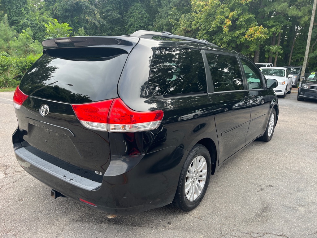 2013 Toyota Sienna XLE photo 3